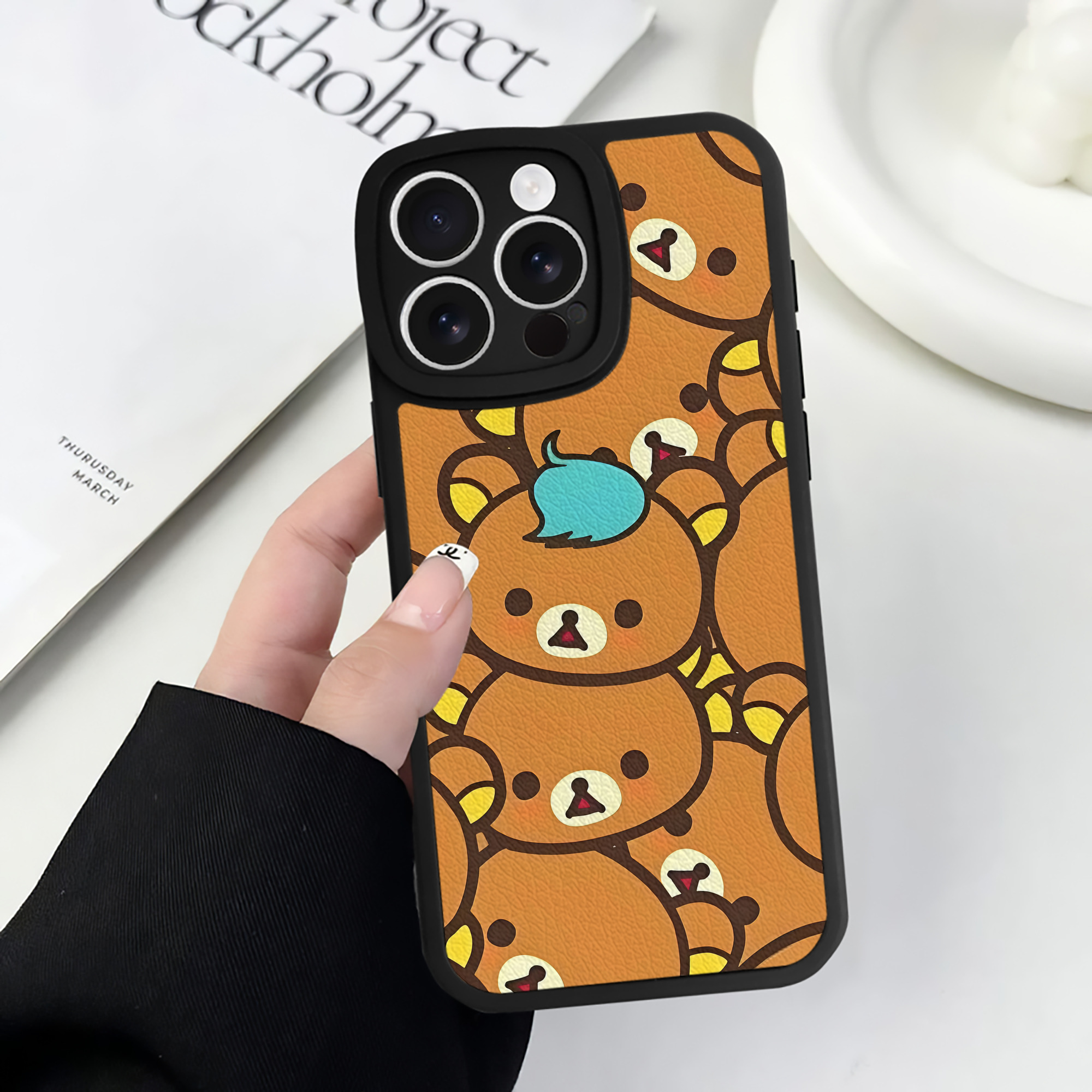 （画像用） リラックマ リラックマ キイロイトリ Rilakkuma Korilakkuma Kiiroitori 【iPhone 16シリーズ対応】シリコンスマホケース（レザー調） 材質：シリコン